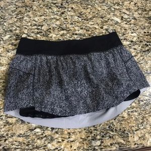 🍋 like new lululemon skirt shorts size 8 running